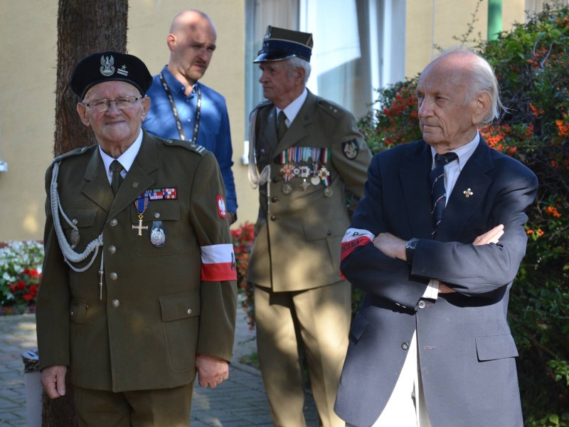 Od lewej: major Henryk Czerwiński (pseudonim „Czart”), porucznik Mieczysław Dzik i śp. sanitariusz Antoni Chojdyński (pseudonim „Kruk”)– wielki przyjaciel Karola, który zmarł 14 października 2018 roku. 