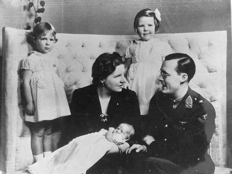 Królowa Juliana z mężem i dziećmi.