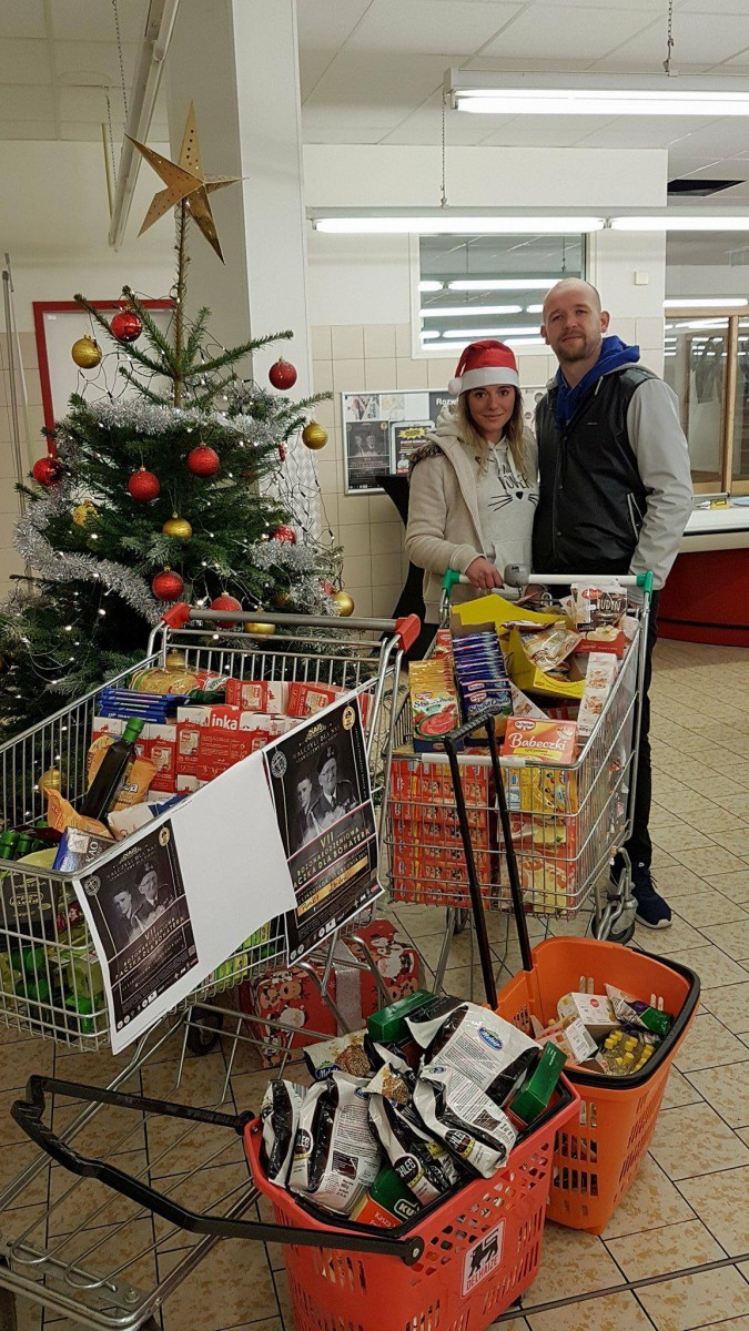 Monika Łukaszewska i Karol wraz z produktami przeznaczonymi na Bożonarodzeniową Paczkę dla Bohatera.