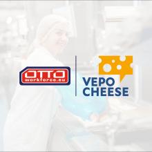 Pracownik produkcji Vepo Cheese w Bodegraven