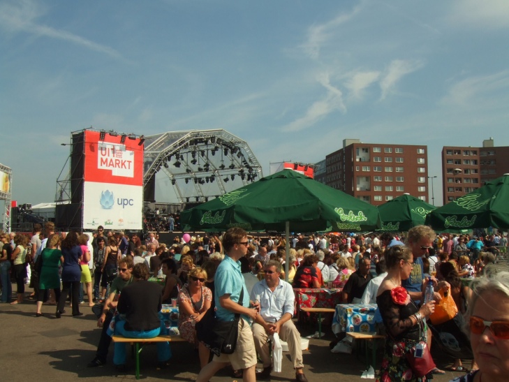 Uitmatkt w Amsterdamie – największy festiwal kulturalny w kraju