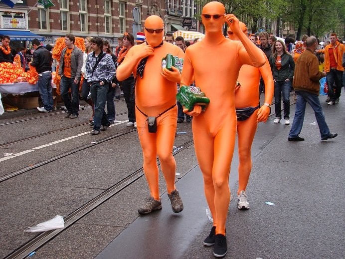 Dzień Króla w Amsterdamie świętowali również pomarańczowi przybysze z... Holandii?