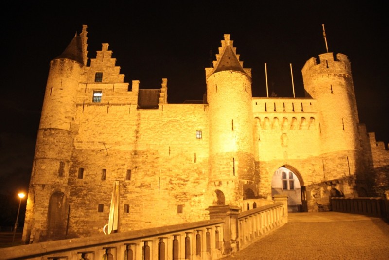 Zamek Het Steen nocą wygląda zjawiskowo