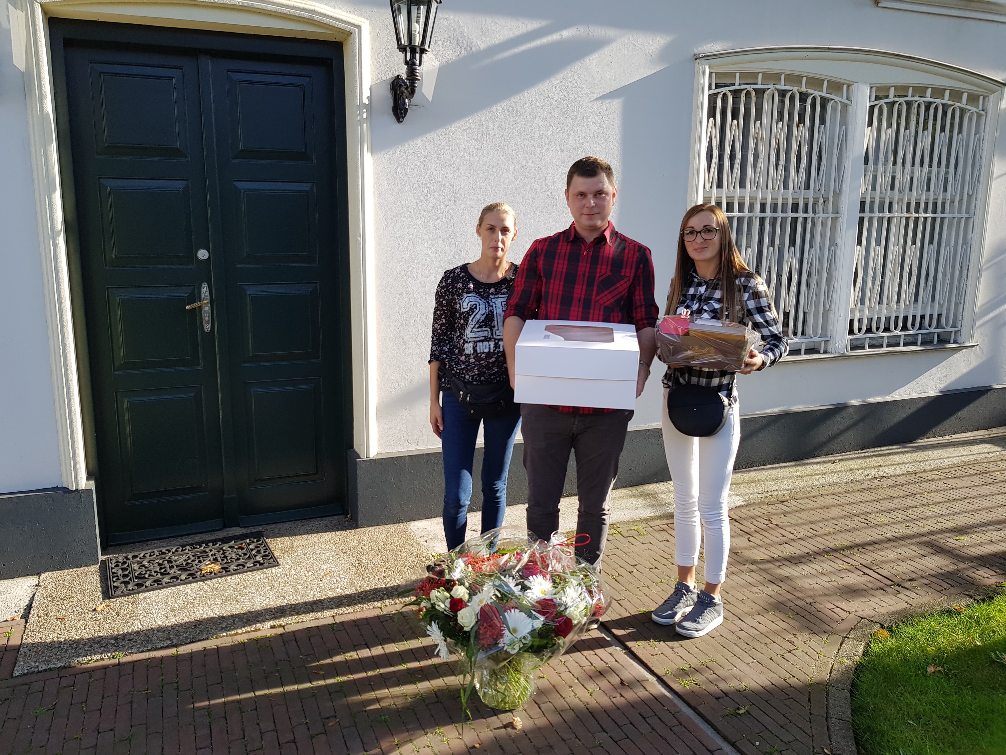 Przed tylnym wejściem do Ambasady RP w Hadze. Od lewej: pani Sylwia Dyl, pan Marcin Panek i pani Aneta Hajduk