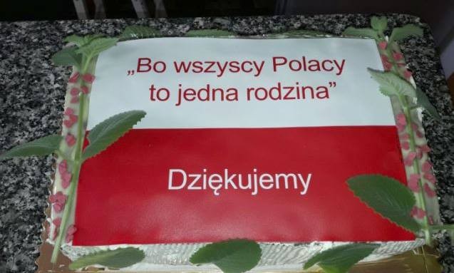 Tort, który został podarowany przedstawicielom ambasady, został przygotowany przez firmę kateringową z Lelystad – Polskie jedzenie w Holandii