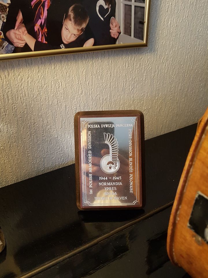 Symbol 1. Dywizji Pancernej w domu podporucznika.