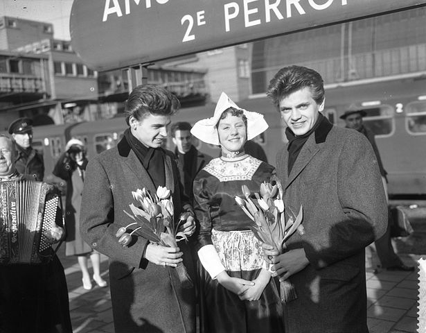 Dziewczyna w tradycyjnym stroju z Volendam, rok 1959