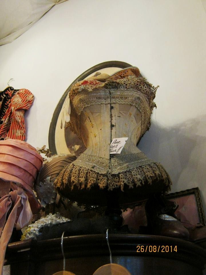 XIX-wieczny gorset jest ozdobą wystawy w jednym z amsterdamskich vintage sklepów.