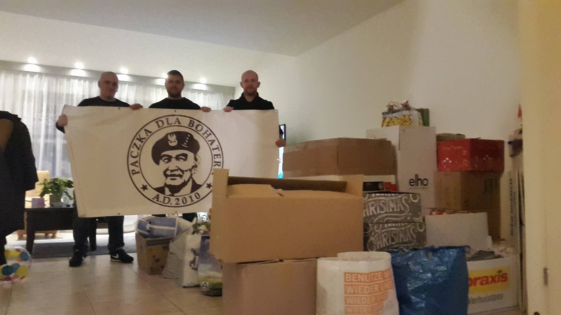 Od lewej: Mateusz Miśkiewicz – koordynator Paczki dla Bohatera z Nordhoorn (Niemcy), Tomasz Hojna i Karol wraz z paczkami.
