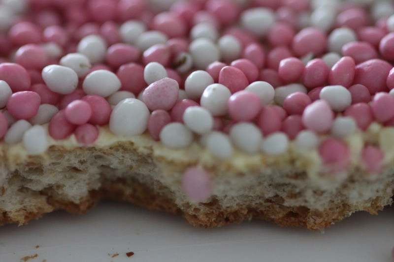 Beschuit met muisjes podaje się w Holandii z okazji narodzin dziecka