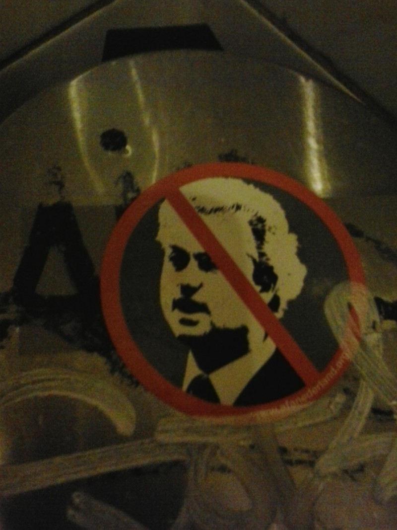 Plakaty przeciwko Geertowi Wildersowi, politykowi, który przyczynił się do zdelegalizowania squatów.