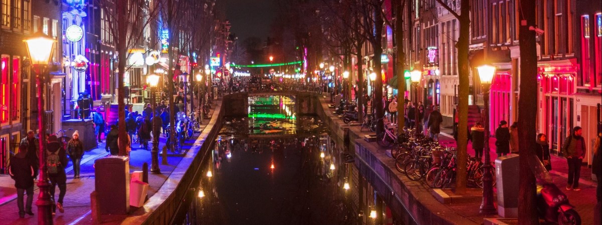 Turyści znów napływają do Amsterdamu. W weekend część dzielnicy Czerwonych Latarni została zamknięta