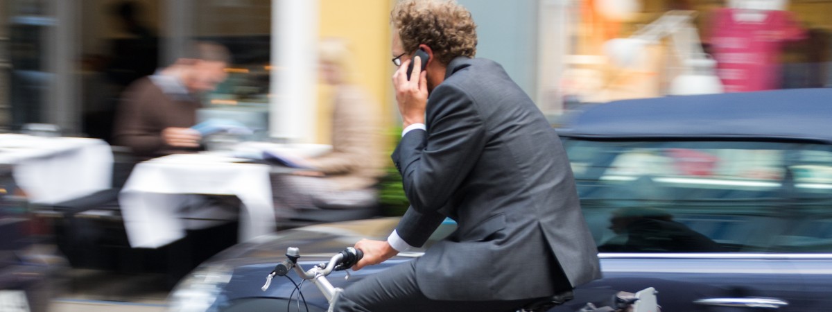 Koniec wolności dla rowerzystów: nie będą mogli już rozmawiać przez telefon w czasie jazdy