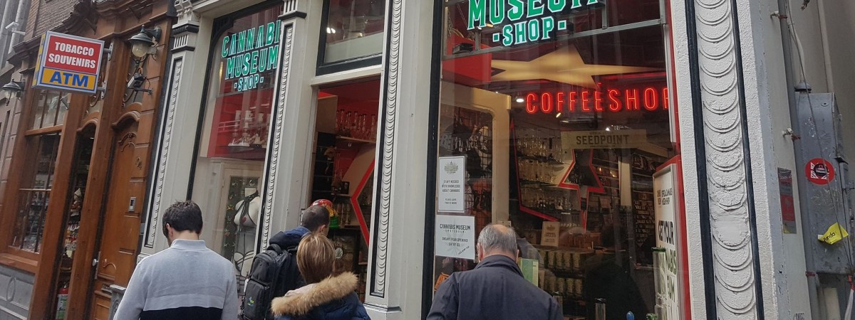 Dyskusja w sprawie zamknięcia coffee shopów dla turystów. ,,Przyjeżdżają tu po to, żeby się naćpać