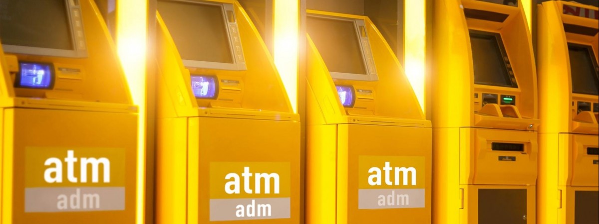 Trzy banki w jednym: żółte bankomaty w Holandii od 2019 roku. Internauci prześcigają się w żartach