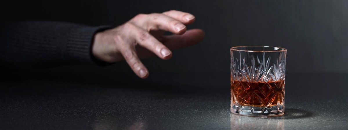 Bransoleta kontrolująca trzeźwość? Niderlandy wprowadzają elektroniczny dozór karanych alkoholików 