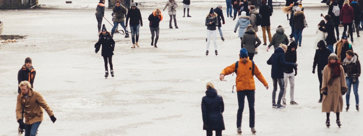 Lodowisko na kanale w Amsterdamie. Atrakcja dla mieszkańców w czasie pandemii [WIDEO]