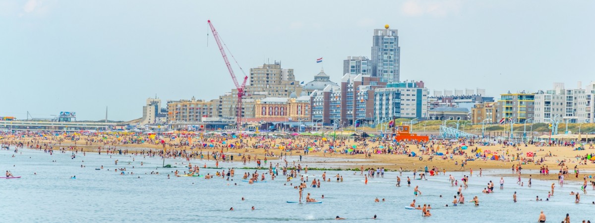 Tłumy zawitały na plaże w Scheveningen. Zajęto wszystkie miejsca parkingowe 