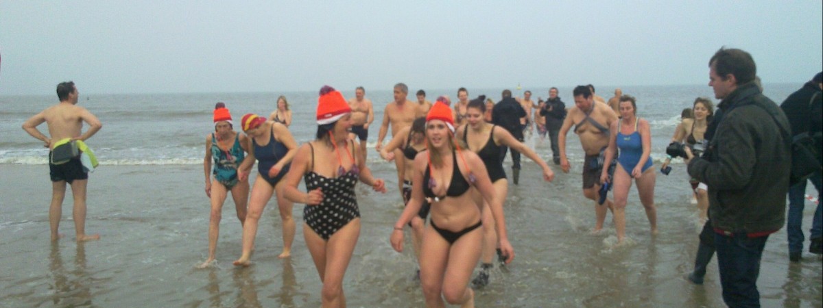 Nieuwjaarsduik, czyli niderlandzka noworoczna tradycja skoku do zimnej wody