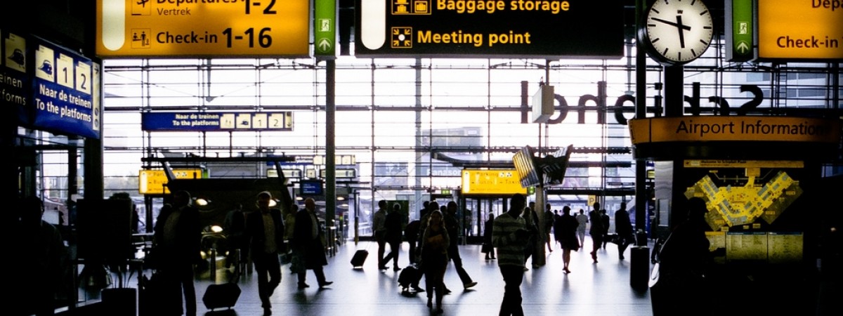 Chaos na lotnisku Schiphol w Amsterdamie. Tłumy, braki kadrowe i masowo odwoływane loty