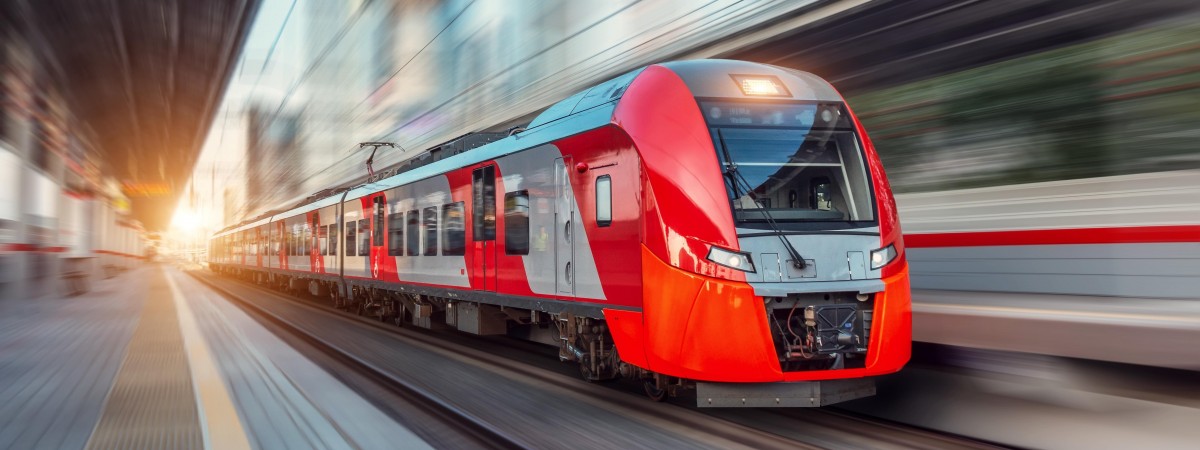 Pasażerowie utknęli w pociągu w trakcie upału. Z powodu braku klimatyzacji zaczęli wybijać szyby