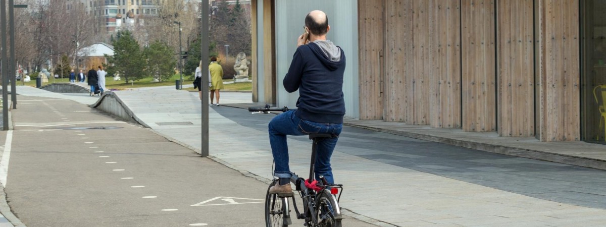 Korzystanie z telefonu w czasie jazdy na rowerze może kosztować 95 euro. Nowe prawo od 1 lipca