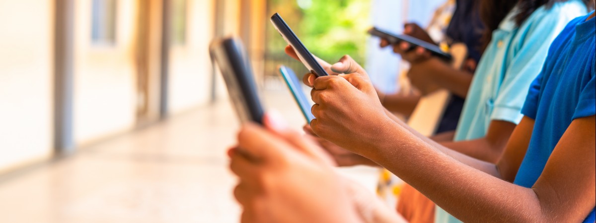 Holandia wprowadza zakaz używania telefonów w szkołach. ,,Mają destrukcyjny wpływ”