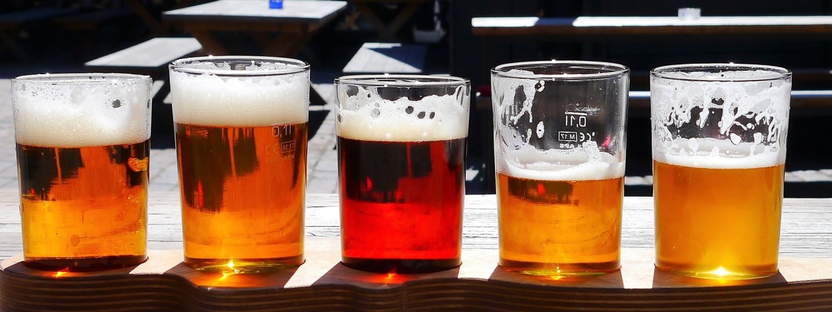 Piwa holenderskie i belgijskie – łyk wiedzy o najpopularniejszych markach