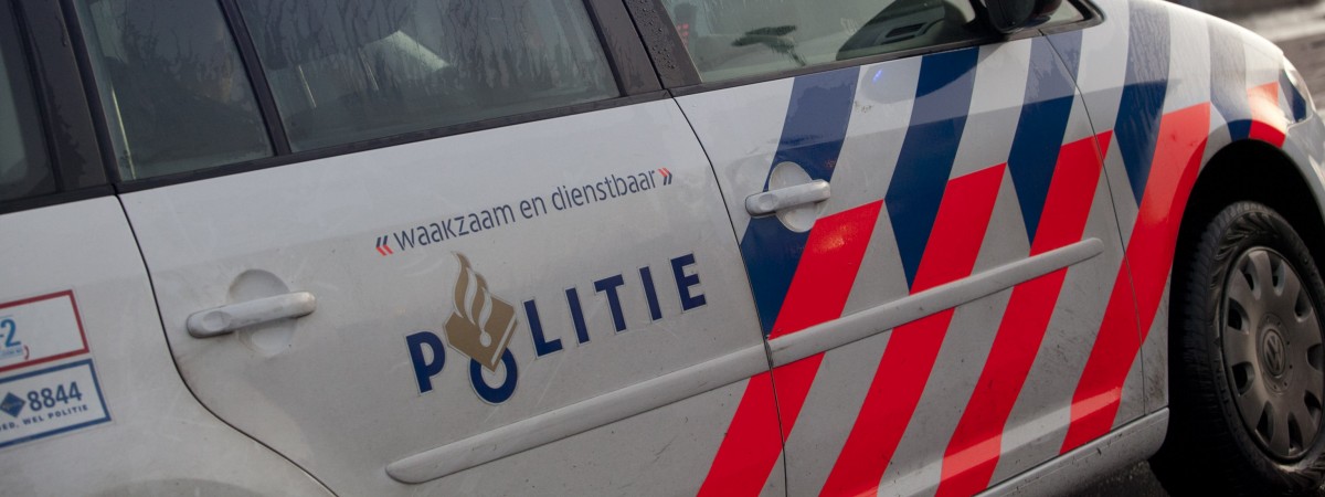Zatrzymanie 49-latka w Tilburgu. Mężczyzna wskoczył na radiowóz i pogryzł policjanta