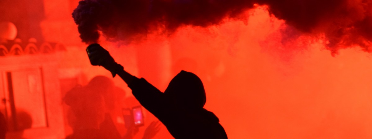 Raport z weekendowych protestów w Niderlandach. Zamieszki na ulicach i ostra interwencja policji