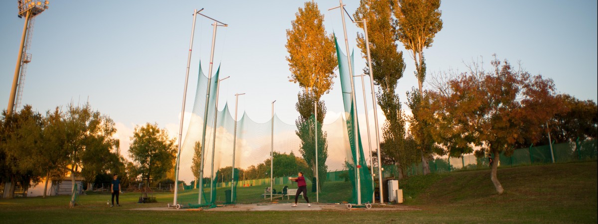 Sportowiec potknął się podczas rzutu na zawodach w Holandii. Młot zabił jednego z przechodniów