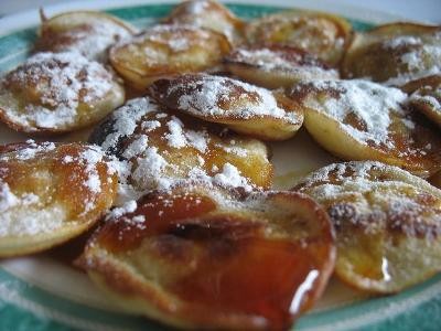 Dania holenderskie – kawalątka mięsa toną w masie ziemniaczanej