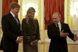Para królewska obrzucona pomidorami! 