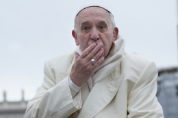 Papież Franciszek udziela wywiadu gazecie dla bezdomnych