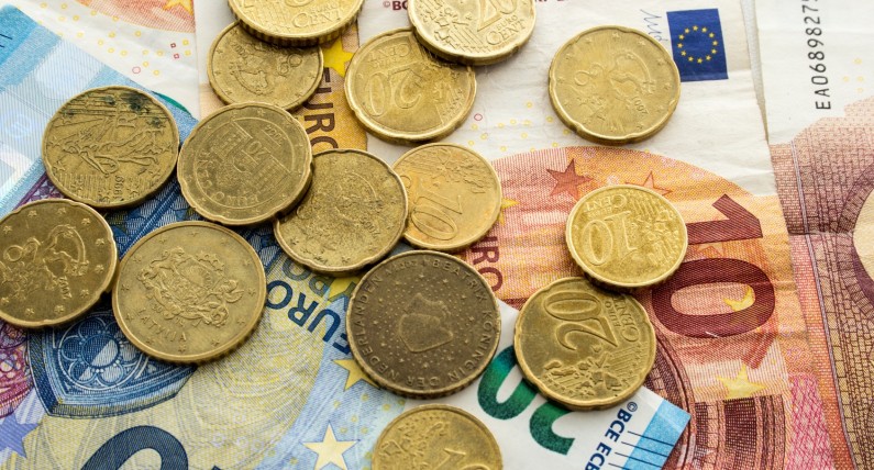 Jak przelewać i wymieniać euro taniej?