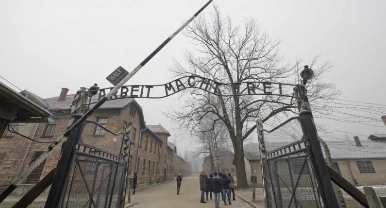 Turystka z Niderlandów ,,hajlowała” na tle Muzeum Auschwitz. Na miejsce wezwano policję