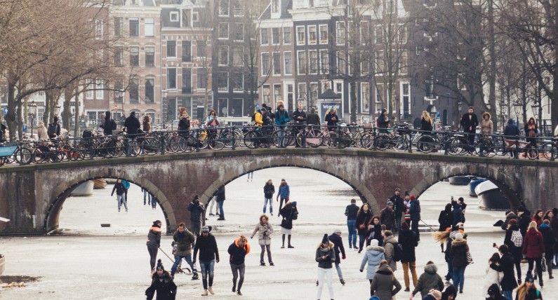 Zima w Niderlandach: mandat za połamanie lodu na kanale w Amsterdamie