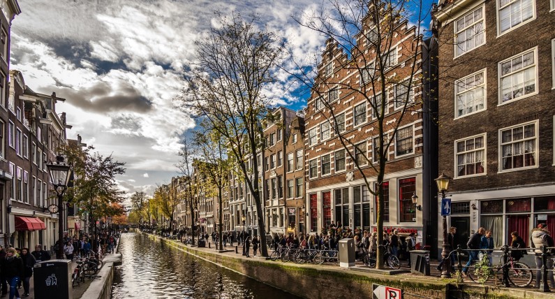 Odrobina historii w domu? Amsterdam rozdaje kawałki starych budynków