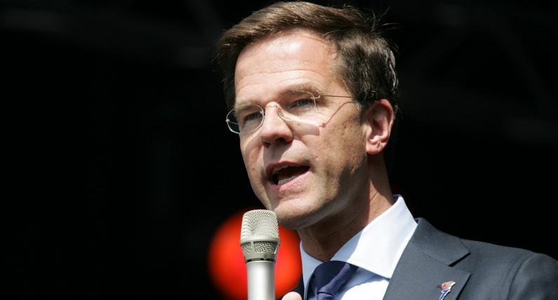 Mark Rutte zyskuje poparcie dzięki podejmowanym decyzjom w walce z pandemią koronawirusa