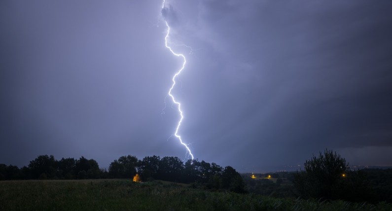 Ekstremalna pogoda we Francji, Belgii i Holandii. Tornado, burze i grad [WIDEO]