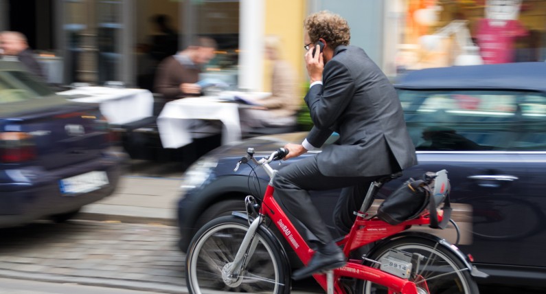 Mandaty za korzystanie z telefonu podczas jazdy na rowerze to nie żart. Wystawiono ich już tysiące