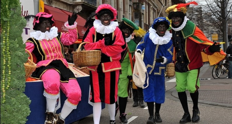 Tradycyjny Zwarte Piet znika z Niderlandów. W tegorocznych obchodach wystąpi głównie z osmoloną twarzą