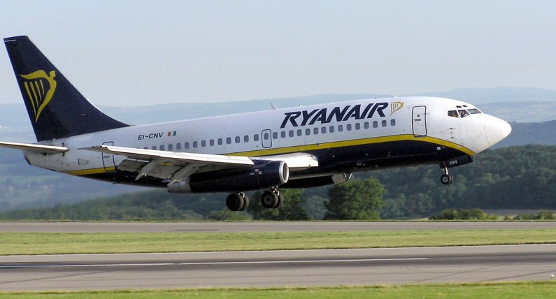 Wzrost podatku lotniczego w 2023 roku. Ryanair każe dopłacić pasażerom, którzy kupili bilety na rejs z Holandii
