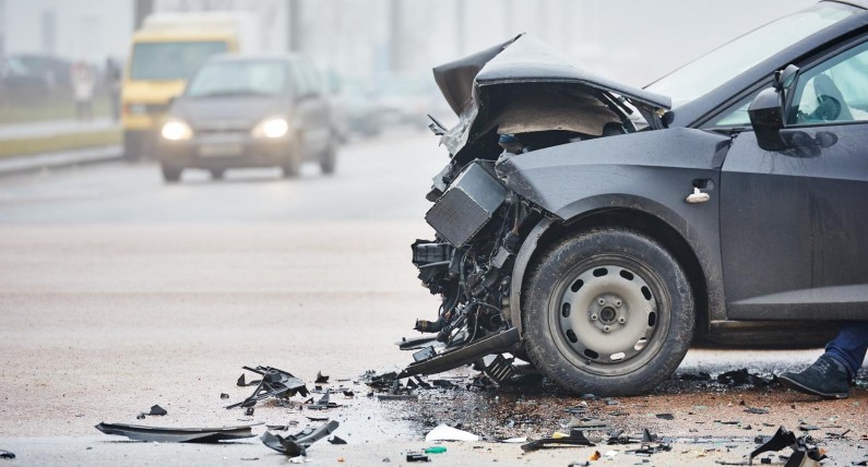 Nietypowy wypadek w Holandii. Kierowca samochodu zderzył się z krzesłem
