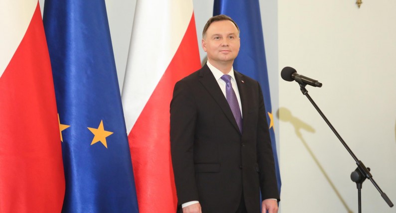 Niderlandzkie media skomentowały wybory w Polsce. „Relacje Dudy z UE są złe” 