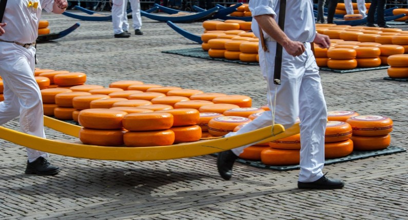 Tradycyjny targ serowy w Alkmaar otworzy się później niż planowano 