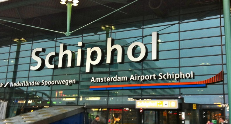 Polka aresztowana na lotnisku Schiphol. Odmówiła założenia maseczki i wpadła w szał 