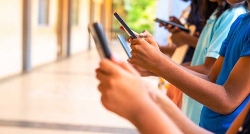 Holandia wprowadza zakaz używania telefonów w szkołach. ,,Mają destrukcyjny wpływ”