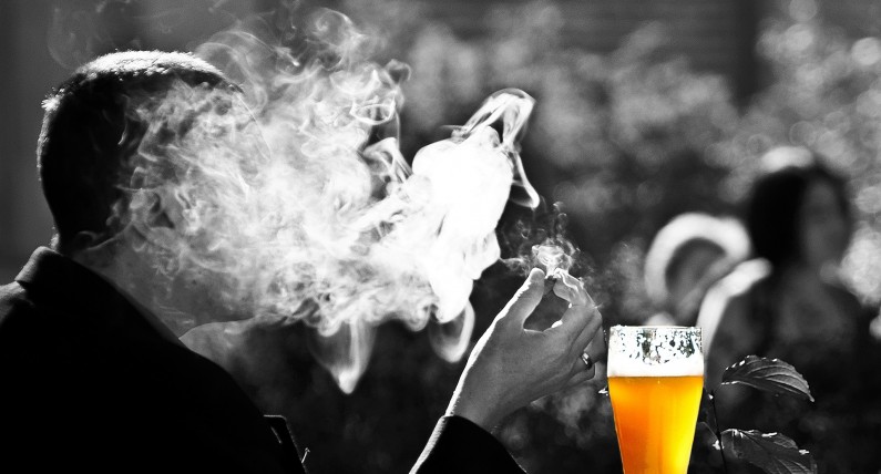 Ceny tytoniu znowu idą w górę. Decyzja ma znaczący wpływ na liczbę osób palących 