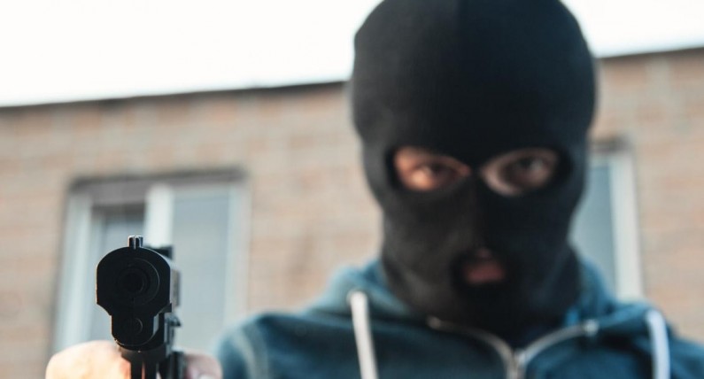 Policja zatrzymała 13-latka. Chłopiec odpowiada za napad z bronią